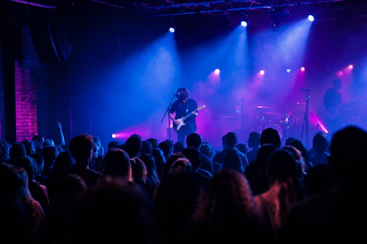 Konserttiyleisö valaistun lavan edessä